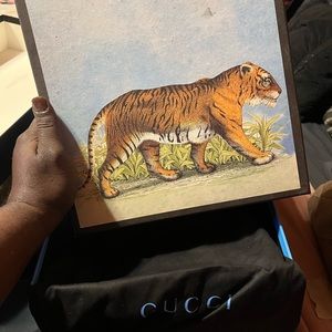 Men Gucci ghost collection only worn twice in 10/10 condition.Authentic